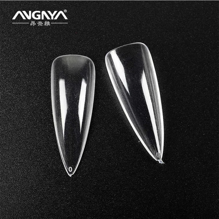 قطعة من أظافر صناعية-a piece of artificial nails
