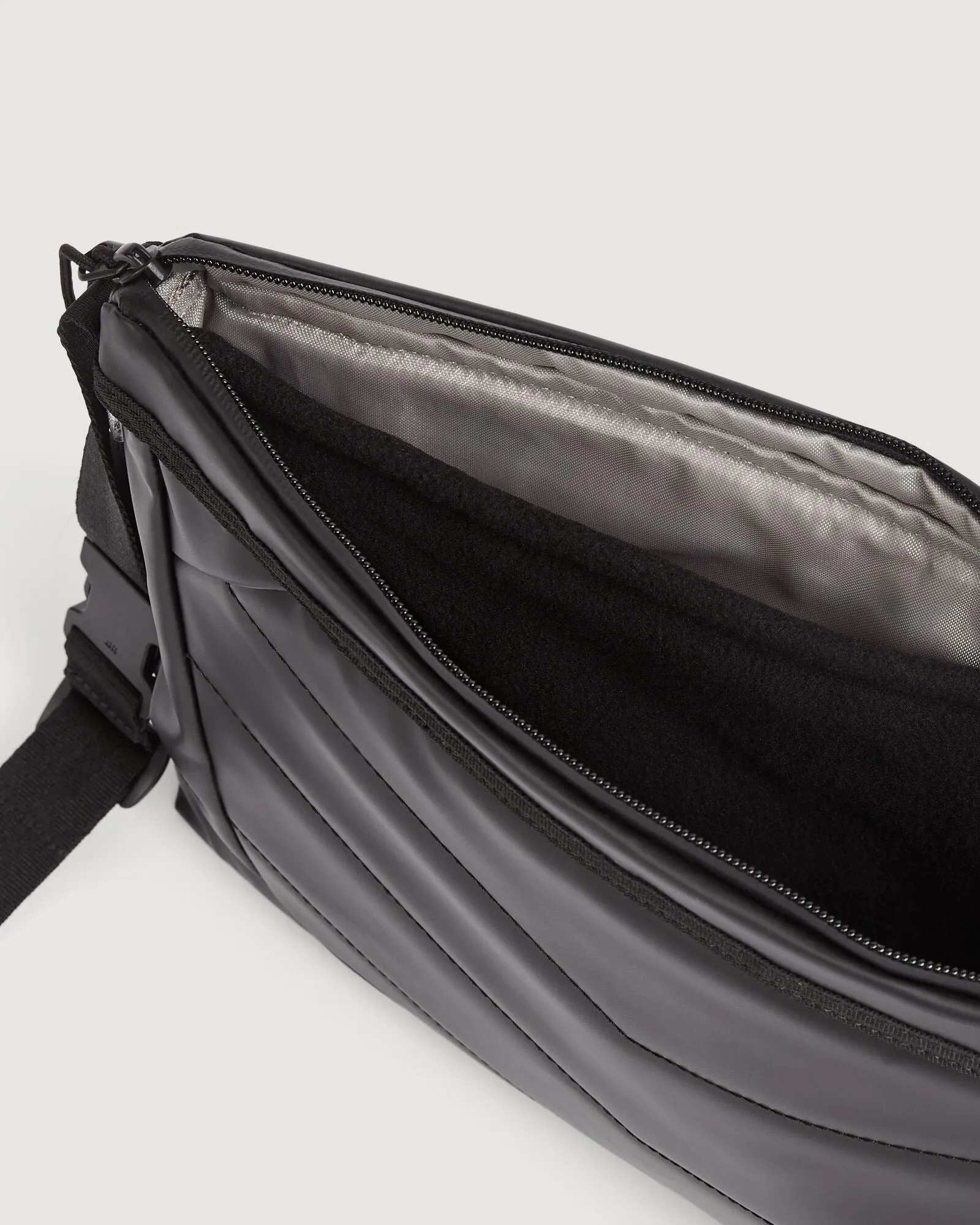 Amphi Shoulder Bag - Black Stingray